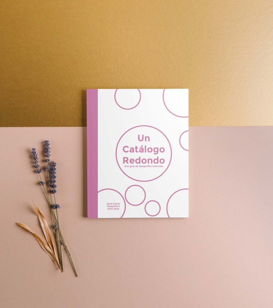 Fotografía de la portada del catálogo,sobre un fondo rosa y dorado