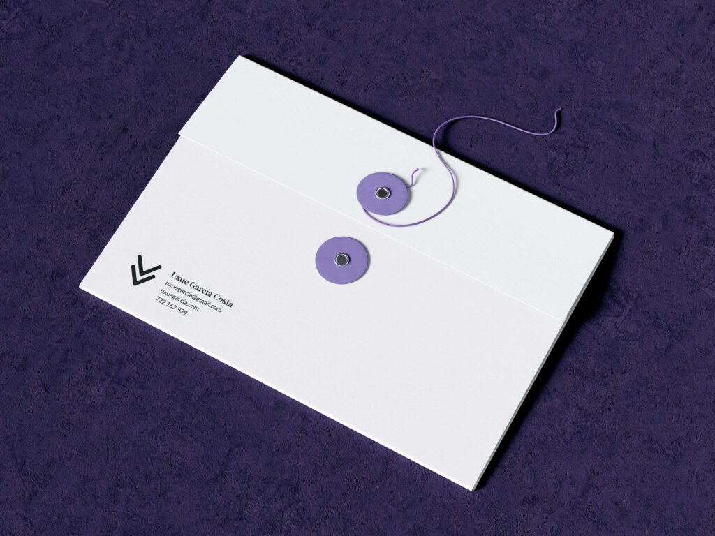 Fotografía a color de un sobre con una solapa e hilo con el isologo e información de la diseñadora